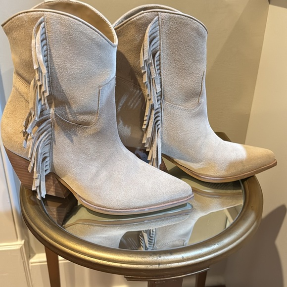 Boots - Picture 3 of 6